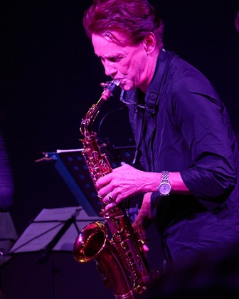 Barbara Wagner beim Saxophon Solo in rotem Scheinwerferlicht