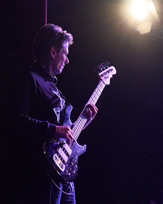 Dieter Heß am Bass im Spotlight auf der Bühne