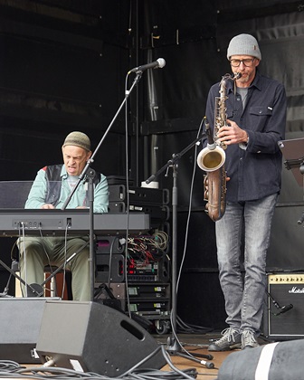 Dieter Gutfried piano und Udo Deutscher saxophon auf dem Marktplatz Emmendingen
