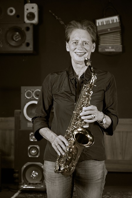 Portrait Barbara Wagner mit Saxophon