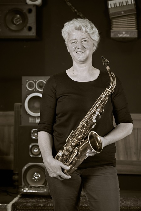 Portrait Uli Voswinckel-Moreno mit Saxophon