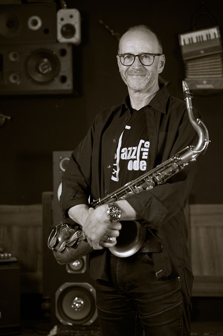 Portrait Udo Deutscher mit Saxophon