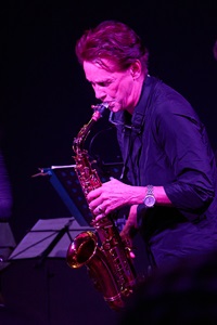 Barbara Wagner in rotem Scheinwerferlicht spielt ein Solo auf dem Saxophon