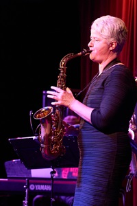 Uli Voswinckel-Moreno spielt ein Saxophon Solo im Scheinwerferlicht